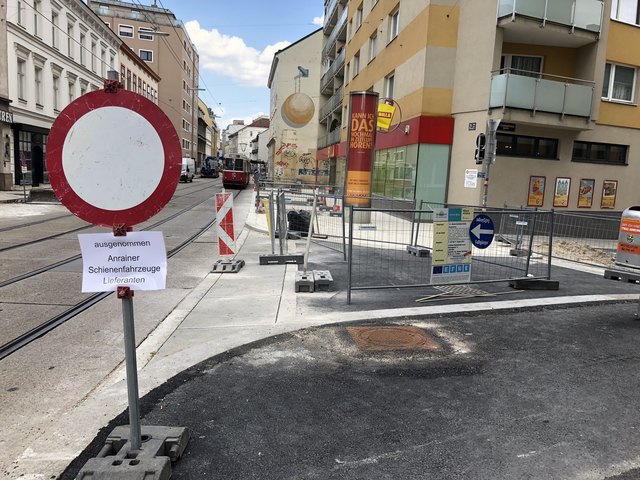 Auf der Neulerchenfelder Straße sind schon die ersten Fortschritte zu erkennen. Teilweise sieht man schon die neuen Pflastersteine.