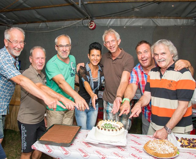 Versüßtes Jubiläum: Felix Sattmann, Lorenz Rasinger, Werner Oraze, Sabine Kordesch, Raimund Tautscher, Manfred Berger und Anton Haller | Foto: Arbeiter