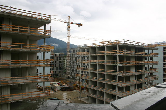 Verschiedene Maßnahmen sollen das Wohnen in Tirol wieder leistbar machen.