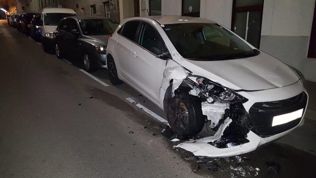 12 Fahrzeuge wurden durch die Fahrt gegen die Einbahn beschädigt | Foto: Polizei Wien