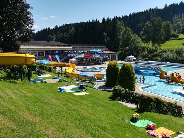 Auch im Schwimmbad sollte man sich vor der Sonne schützen. Foto: Erlebnisbad Judenburg