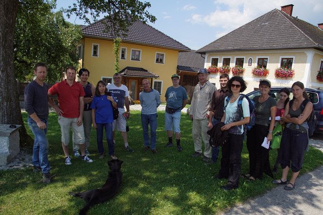 Albert Starlinger (l) führte im Rahmen einer Lehrerexkursion der PH Oberösterreich zum Thema "Neue Vielfalt am Acker" durch seien Biohof in Auberg.