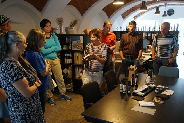 Die Lehrer überzeugen sich von den vielfältigen  Produkten der "farmgoodies" von Günther und Judith RAbeder.