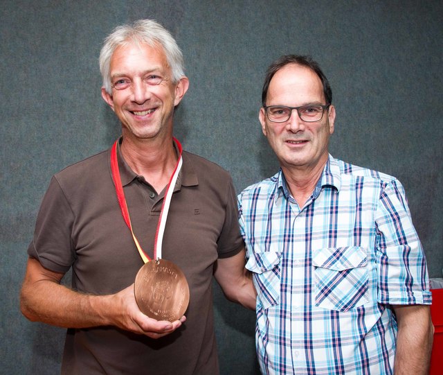 Bürgermeister-Funktionsorden für Raimund Tautscher von seinem Vorgänger Armando Juch | Foto: Arbeiter