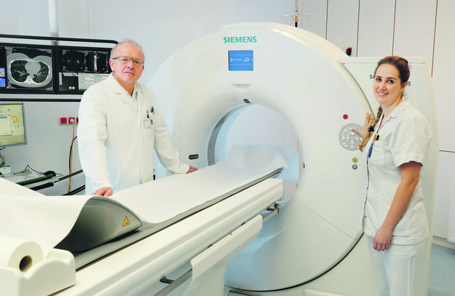 Der moderne Computertomograph mit Primarius Dr. Ekkehard Lindner, Leiter des Institutes für Radiologie am Salzkammergut Klinikum Gmunden, und RT Julia Schernberger, leitende Radiologietechnologin.