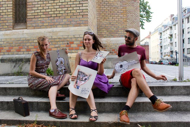 Ihre Instrumente haben heute hitzefrei: Originell, wie Joana Flora und Matthias, (v.li.n.re.) stellvertretend diese Zeichnungen mitgebracht haben!