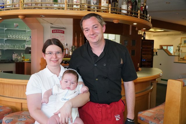 Robert Neuhold und Reate Wagner mit Sohn Jakob (4 Monate) freuten sich, das Radio Tirol-Team begrüßen zu können. | Foto: Reichel