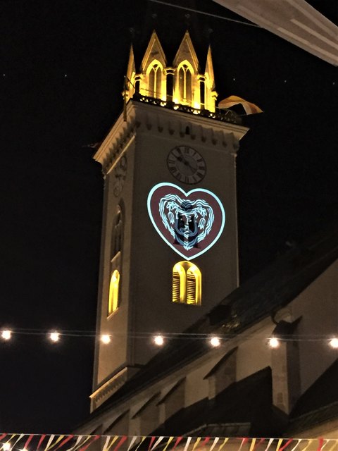 Anlässlich des 75. Villacher Kirchtages leuchtet das Kirchtagsherz erstmalig vom Turm der Stadtpfarrkirche St. Jakob im Zentrum der Altstadt! Eine HERZLICHE Idee, zu der ich vom Herzen gratulieren möchte! Schaut´s euch das vom Rathausplatz aus an, es zahlt sich sicher aus.