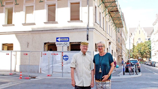 Bezirksrat Manfred Itzinger mit Bezirks-Vize Barbara Neuroth vor dem Sperl.