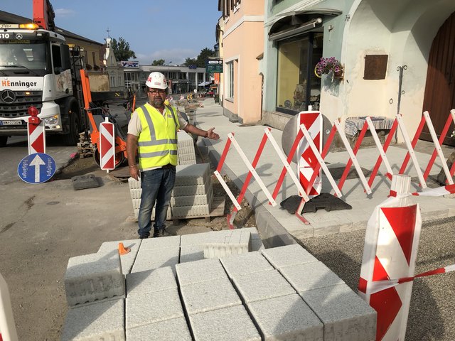 So wirds ausschauen: Bauleiter Franz Golger kontrolliert die Pflasterarbeiten an der Nordseite. | Foto: Hackl
