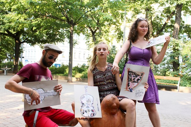 Ihre Instrumente haben heute hitzefrei: Originell, wie Matthias, Joana und Flora (v.li.n.re.) stellvertretend diese Zeichnungen mitgebracht haben!