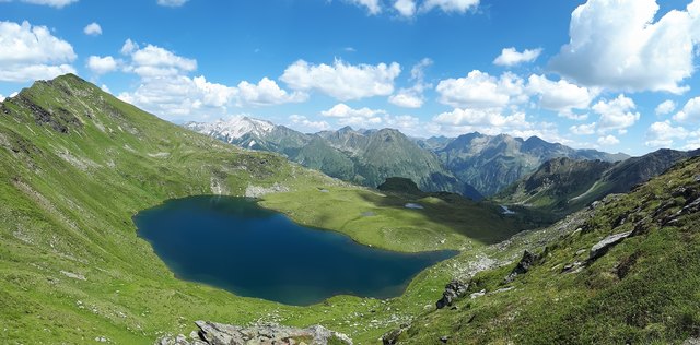 ...mit Blick auf den Oberen Schönalm See und die Schladminger Tauern. Links hinten sind die Lungauer- und Steirische Kalkspitze zu sehen.
