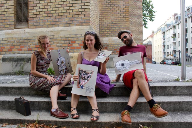 Ihre Instrumente haben heute hitzefrei: Originell, wie Joana Flora und Matthias, (v.li.n.re.) stellvertretend diese Zeichnungen mitgebracht haben!