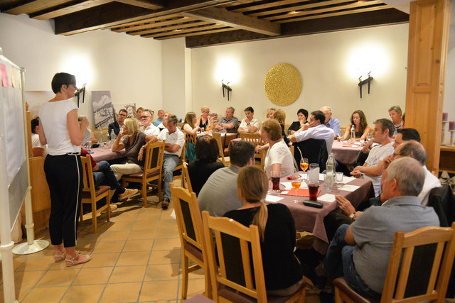 An die dreißig Hauseigentümer folgten der Einladung der Gemeinde zur Besprechung im Hotel Munde, bei der sich interessante Diskussionen ergaben. Links: Moderatorin Mag. Sabine Volgger. | Foto: MG Telfs/ Dietrich