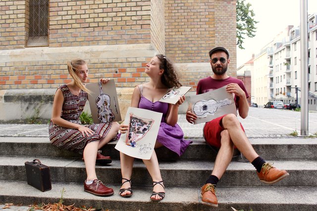 Ihre Instrumente haben heute hitzefrei: Originell, wie Joana Flora und Matthias, (v.li.n.re.) stellvertretend diese Zeichnungen mitgebracht haben!