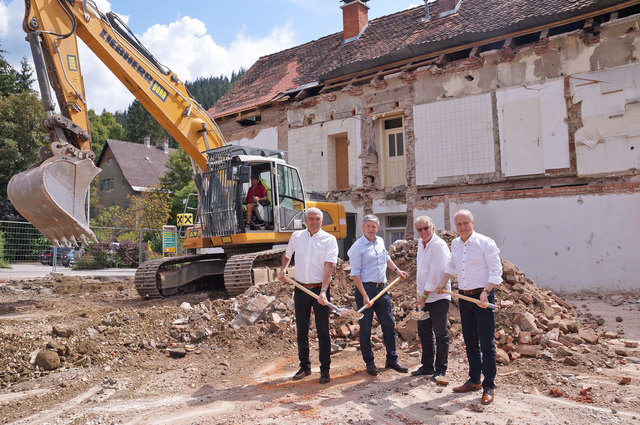 Spatenstich: Vorstandsdir. SG Ennstal Wolfram Sacherer, Bgm. Friedrich Pichler, Architekt Werner Nussmüller, LR Johann Seitinger. | Foto: Koidl