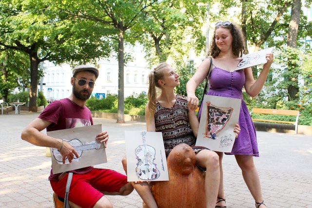 Ihre Instrumente haben heute hitzefrei: Originell, wie Matthias, Joana und Flora (v.li.n.re.) stellvertretend diese Zeichnungen mitgebracht haben!