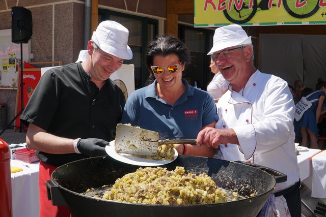 Patricia Graef vom Radio-Tirol Team kümmerte sich um den reibungslosen Ablauf der Sendung. Ntürlich bekam sie eine Extraportion zu essen, um bei Kräften zu sein. | Foto: Reichel