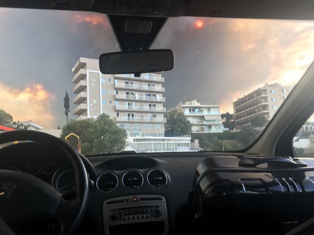 Am Hafen angelangt: Nur eine Häuserreihe trennt die Familie von den Flammen - und sie kamen rasch näher. | Foto: Straßhofer