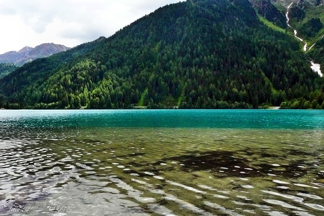 Die klaren Wasser des Antholzer Sees in Südtirol könnten schon dabei helfen!