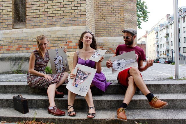 Ihre Instrumente haben heute hitzefrei: Originell, wie Joana Flora und Matthias, (v.li.n.re.) stellvertretend diese Zeichnungen mitgebracht haben!