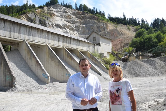 Philipp Könighofer und Marianne Milchrahm vor dem Dolomitbergbau. | Foto: KK