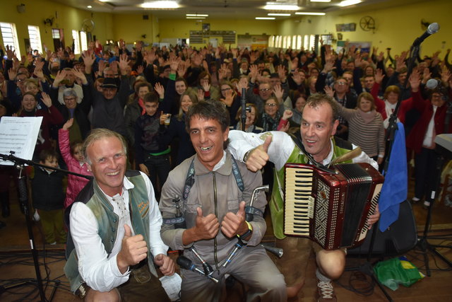 Konrad "Koni" Konrader mit Hupen, flankiert von Siggi Siller (li.) und Egon Höfer vor ausverkaufter Location in Brasilien! | Foto: privat