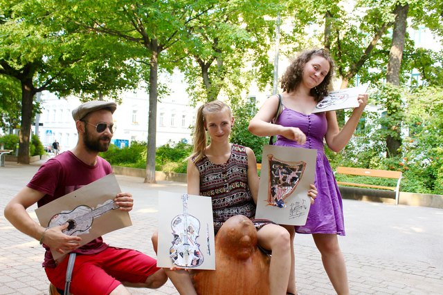 Ihre Instrumente haben heute hitzefrei: Originell, wie Matthias, Joana und Flora (v.li.n.re.) stellvertretend diese Zeichnungen mitgebracht haben!