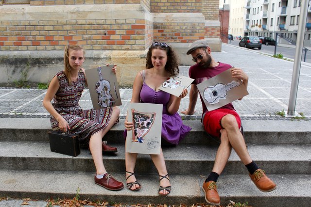 Ihre Instrumente haben heute hitzefrei: Originell, wie Joana Flora und Matthias, (v.li.n.re.) stellvertretend diese Zeichnungen mitgebracht haben!