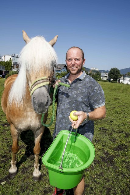 Der Fiaker Obmann Franz Winter mit seinem Pferd. | Foto: Franz Winter/Markus Tschepp/SN