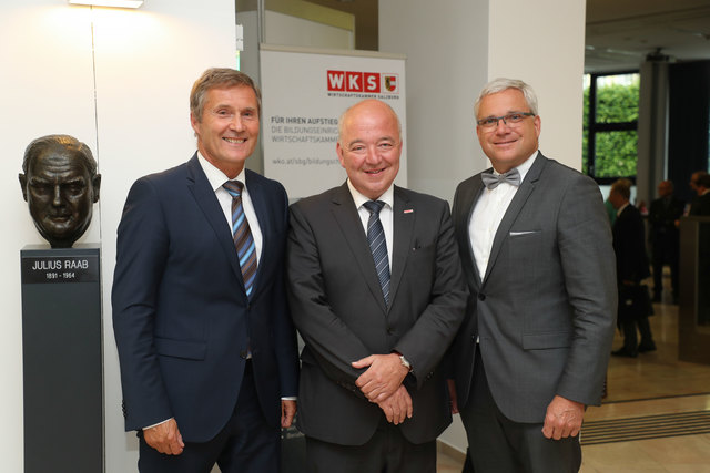 Der neue Direktor der Wirtschaftskammer Salburg: Manfred Pammer. In der Mitte der Präsident der Wirtschaftskammer Konrad Steindl und rechts
der neue Direktorstellvertreter Gerd Raspotnig.