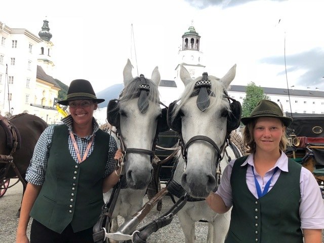 Die zwei Kutscherinnen Christine und Conny halten die Fiakerei nicht für Tierquälerei. | Foto: Julia Scheiring