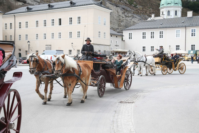 Die Fiaker fahren auf den Residenzplatz ein. | Foto: Franz Neumayr/SB