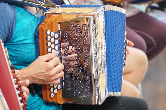 Wer wollte, konnte sich selbst an den Instrumenten probieren. | Foto: Reichel