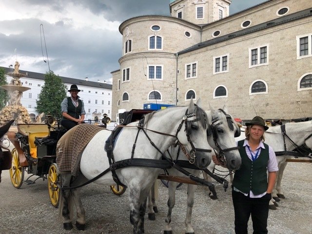 Christine und Conny am Residenzplatz. | Foto: Julia Scheiring