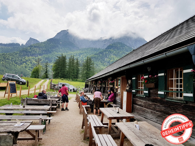 Nach dem Wandern darf auch die Jause nicht fehlen: Gut, dass so manche Mostschenke auch auf der Alm vertreten ist.