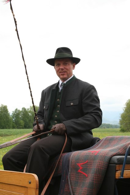 Franz Winter in seiner typischen Fiakertracht auf der Kutsche. | Foto: Franz Winter