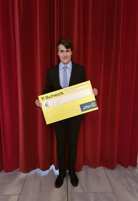 Felix Rainer mit dem Preisgeldscheck.