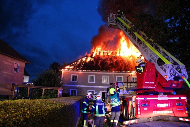 Der Dachstuhl war in Brand geraten. | Foto: Foto: FF Oepping