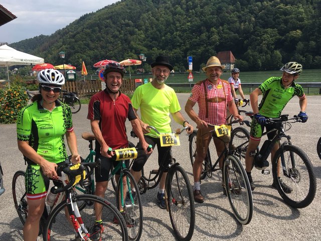 Das Team der gesunden Gemeinde Hartkirchen und Union Fit beim Start in Kobling, links Barbara Schatzl mit dem neuen Jubiläumsraddress der Haibacher Radfreunde