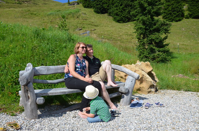 Junge Familien aus Deutschland relaxte mit zwei Kindern Julie (5 J.) & Noah (3 J.) auf der Bichlalm in der Kneippanlage.