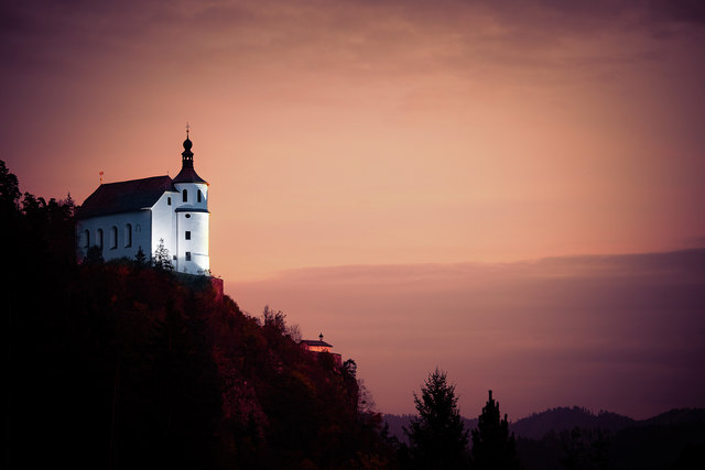 Auf einem mächtigen Felsen thront die Wallfahrskirche Maria Freienstein weithin sichtbar über dem Vordernbergertal. | Foto: Freisinger