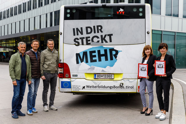 Eine begleitende Sensibilisierungskampagne macht auf den "Weiterbildungsbonus Tirol", unter anderem auch über den Verkehrsverbund Tirol VVT, aufmerksam. Im Bild v. re: Verena Karimi (Schlossmarketing), LRin Beate Palfrader, Dominik Sobota, Peter Buglas und Fred Kendlbacher.