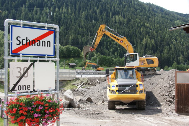 Die Aufräumarbeiten laufen nach dem Murenereignis bei Schnann auf Hochtouren.