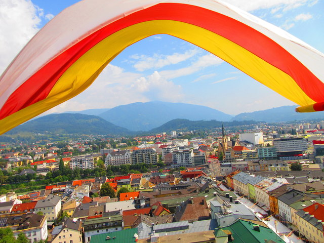 Ganz Kärnten schaut zum Kirchtag nach Villach. Blick vom Kirchturm der Stadtpfarrkirche auf die Draustadt, Hauptplatz, Nikolaikirche, Gerlitze.
