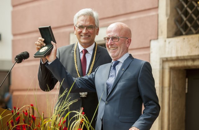 Pfarrer Rolf Engelhardt mit dem Oberbürgermeister von Ulm | Foto: Volkmar Könneke, SÜDWESTPRESSE Ulm