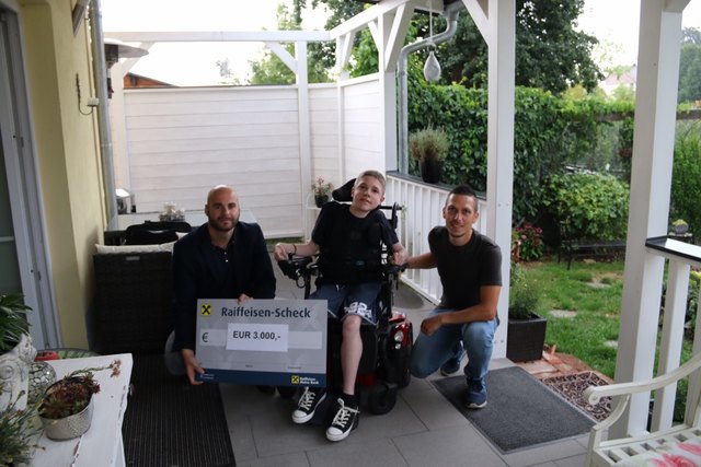 Der Verein Human Benefiz spendete einen ersten Teil der Hang Over Party Erlöse an Jonas Huber aus Braunau. Jonas ist wegen schweren Muskelerkrankungen auf einen Rollstuhl angewiesen. Mit der Spendensumme soll nun ein geeignetes Transportmittel angeschafft werden. Damit kann der Rollstuhl mittransportiert und somit die Mobilität der Familie verbessert werden. V.l.: Christoph Aichinger (Präsident Human Benefiz), Jonas Huber, Bernhard Salhofer (Vize-Präsident Human Benefiz) | Foto: privat