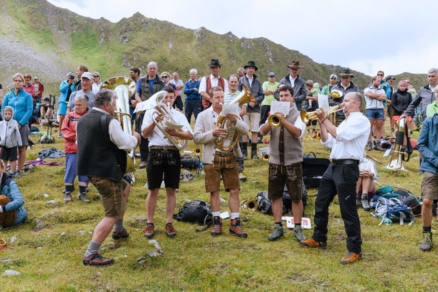 Zahlreiche Musikbegeisterte folgten auch heuer wieder der Einladung zum Virger Almblasen. | Foto: Christoph Glantschnig