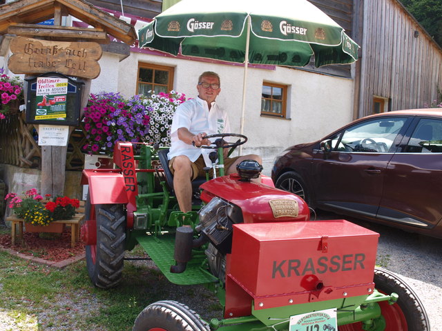"Wurmerl" auf einem seiner eigenen Oldtimer vor seinem Wirtshaus in Parschlug