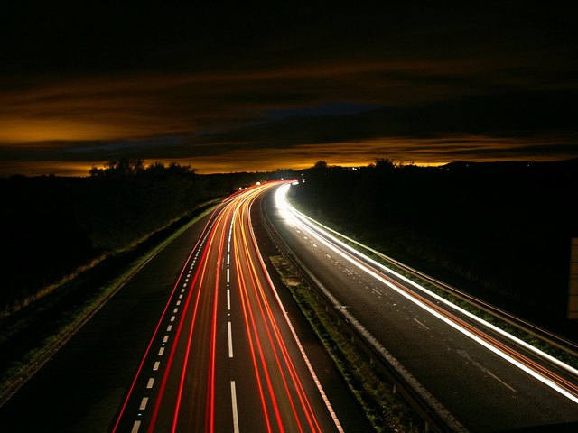 VCÖ spricht sich gegen Tempo 140 aus, Autofahrerclubs können sich das durchaus vorstellen - Foto: https://pixabay.com/de/autobahn-verkehr-licht-bewegung-216090/ | Foto: Pixabay/werner22brigitte